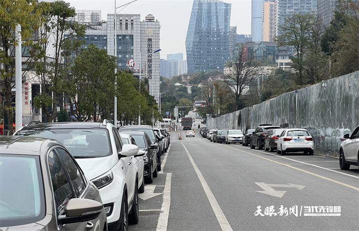 【天眼问政】贵阳一小区物业在市政道路设卡收费？相关单位：已获授权并进行备案