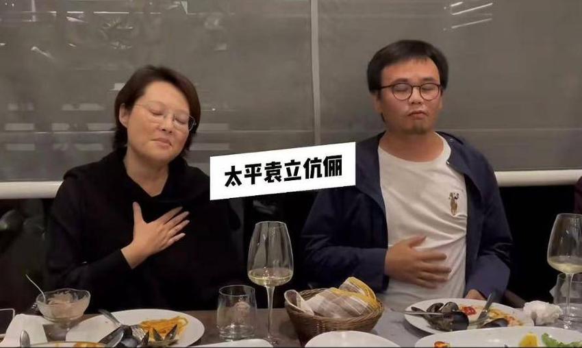 袁立携三婚老公参加聚会，用旧手机生活节俭，夫妻合唱好恩爱