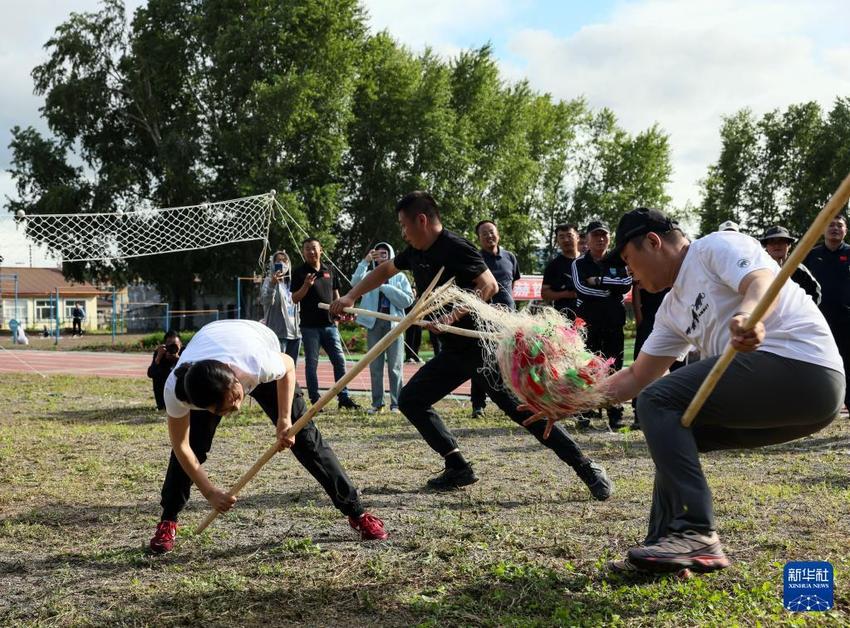 举行叉草球比赛 欢庆乌日贡佳节