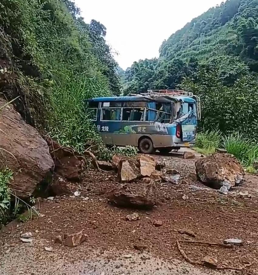 云南保山一客车被巨大落石砸中，当地：两名乘客受伤被送医