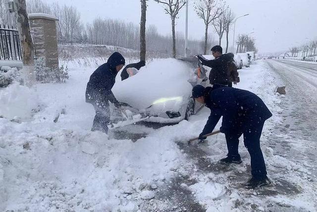 雪天车辆难运行 便民互助暖人心