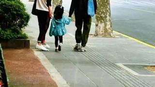 网友偶遇王阳陪妻女散步，两人一左一右牵着女儿，看起来好幸福！