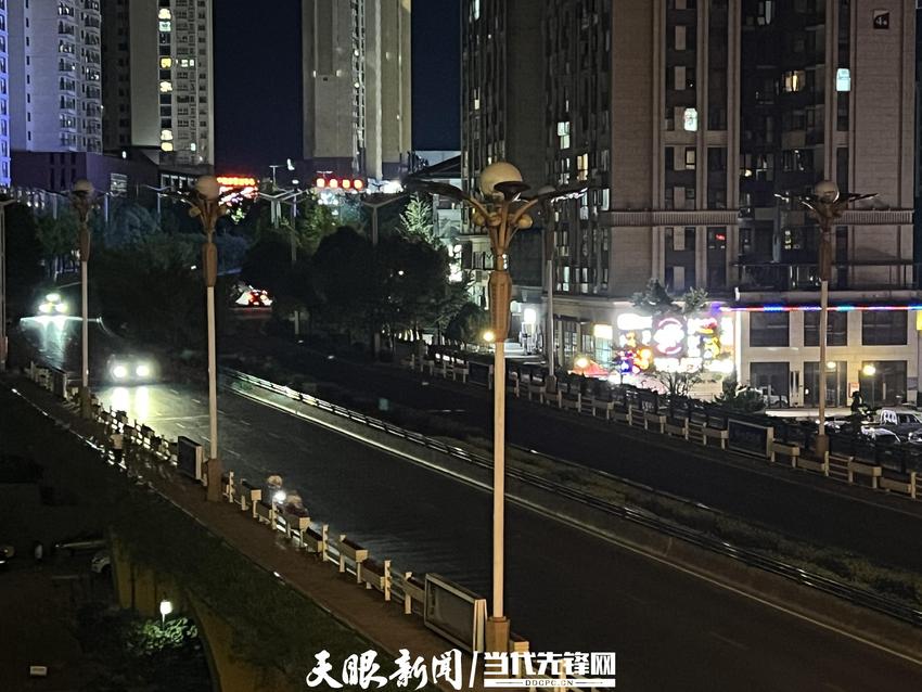 【天眼问政】开阳东湖大桥沿线路灯“熄火” 管理单位：排除线路故障恢复照明