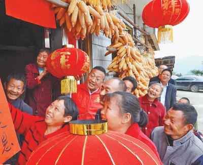 让易地搬迁群众日子越过越好（新时代画卷）