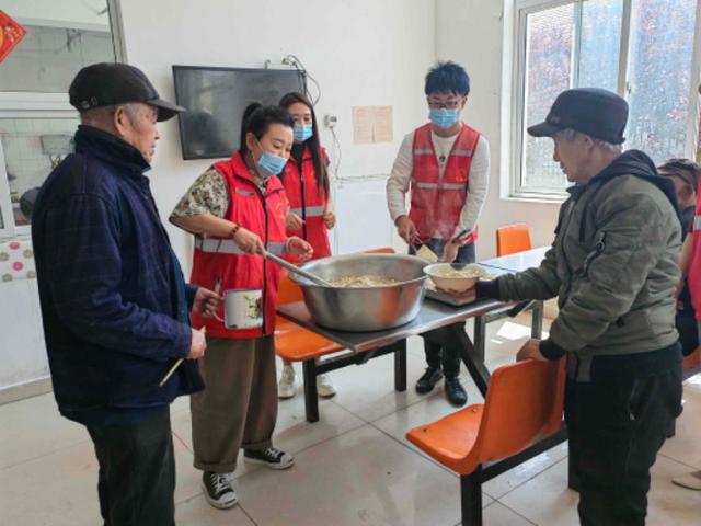 醉酒男子河边溺水，被夜钓爱好者救起