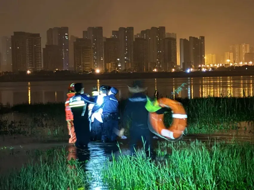 深夜男子欲跳河轻生，长沙民警趁其不注意一把将其拉回