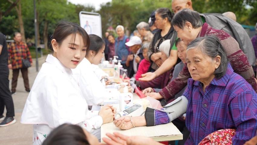 奋进新征程• 号声更嘹亮丨重医附二院胃肠肛肠外科青年文明号启动主题义诊活动