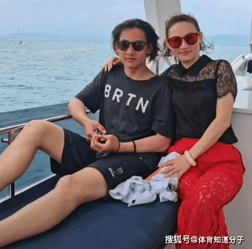 高颜值不显老！苏翊鸣母亲像20多岁少女，母亲看起来像儿子的女友