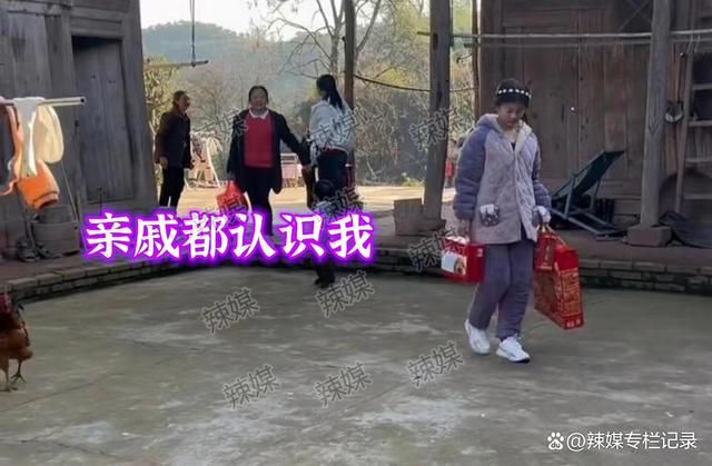 女子回家过年，父母不在家亲戚来拜年，女子默念：别留下吃饭