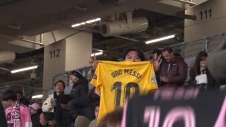 一日本球迷举起“god messi”巴萨客场球衣