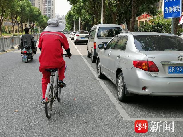 路边划设停车位，非机动车市民抱怨“无路可走”