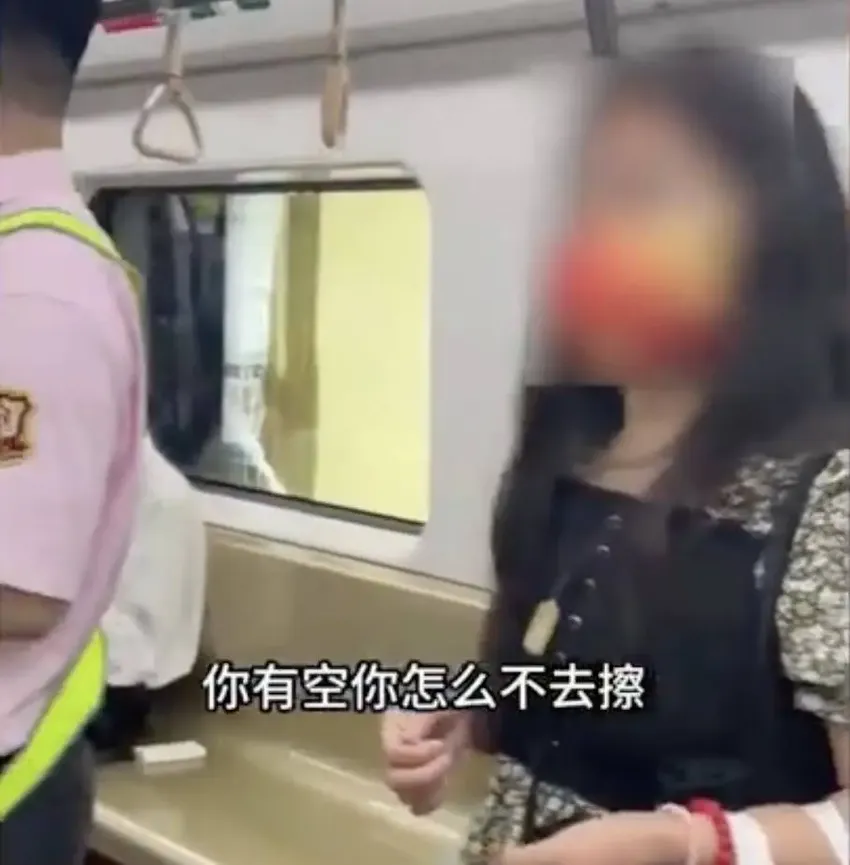 地铁上，乘客制止女子吐痰反遭怼，处罚来了！