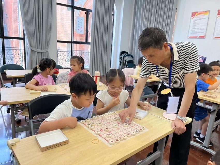 少年尊巴、象棋、体适能……爱心暑托班上，体育课颇受小学生青睐