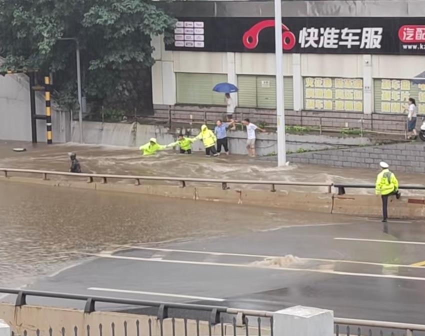 ﻿长沙一外卖小哥被大水冲进桥洞下 交警市民联手将其救出