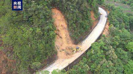 受强降雨天气影响广西昭平多条国省道路塌方