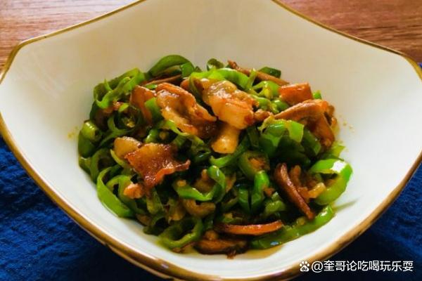 青椒小炒肉，是一道家常菜，口感鲜美，做法简单，营养丰富