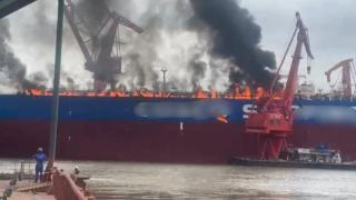 广州黄埔大桥附近一轮船起火 当地回应：检修时油管着火