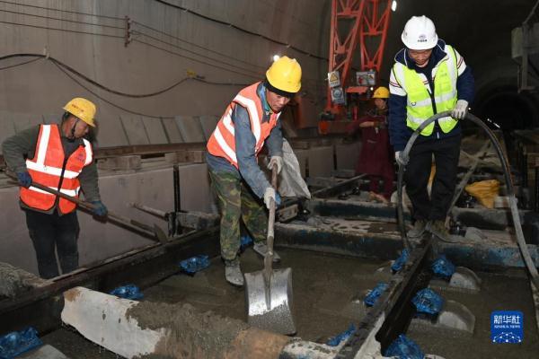 浙江建德天池山隧道无砟轨道浇筑完成