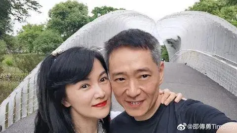 前TVB男星内地开餐厅，亮相短剧苍老许多，与内地妻结婚12年恩爱依旧