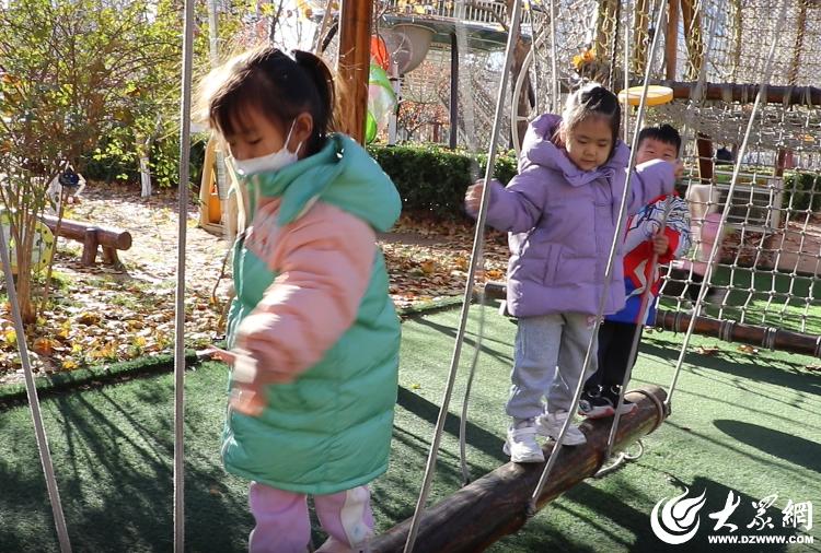 利津县第三实验幼儿园开展趣味跑酷活动