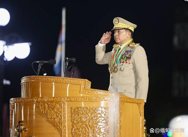 缅甸建军节大阅兵，三军总司令敏昂莱大将发表讲话，看现场图片