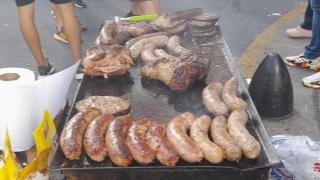 方尖碑广场的阿根廷球迷一边等冠军大巴，一边开始烤肉