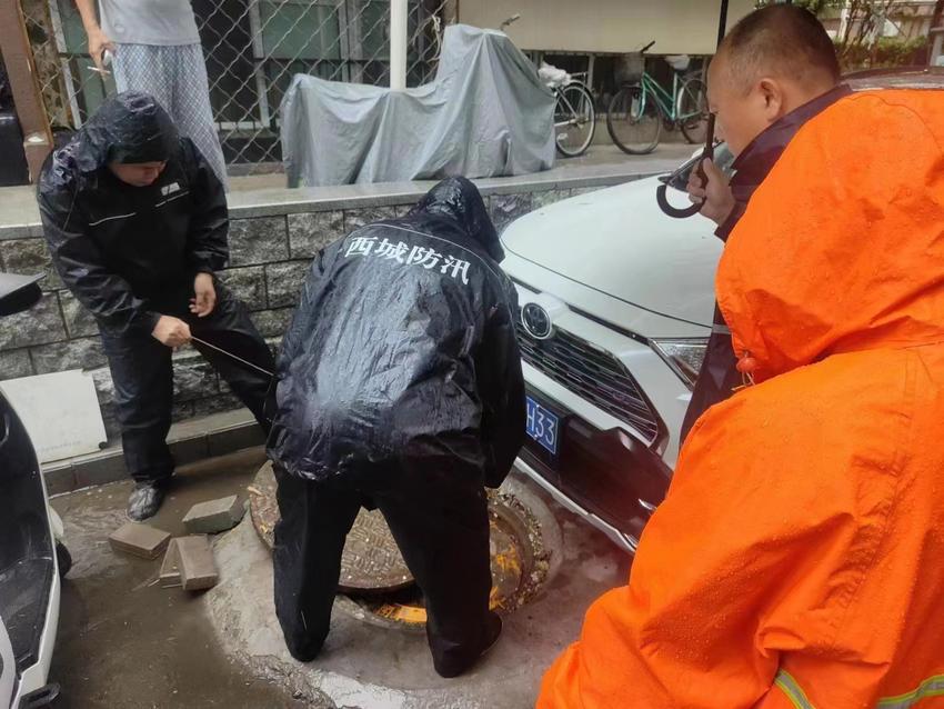 西城区房管局提级应对强降雨天气保障房屋防汛工作