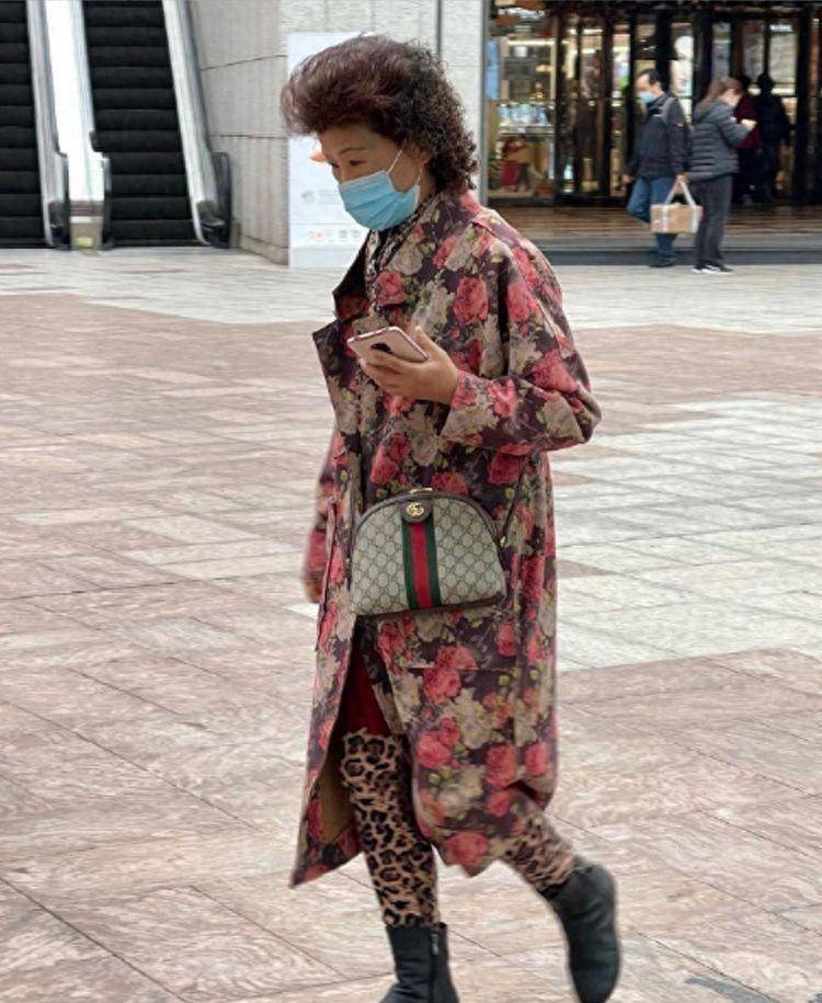 上海老奶奶，风衣穿这三种“鞋底”优雅又高级！