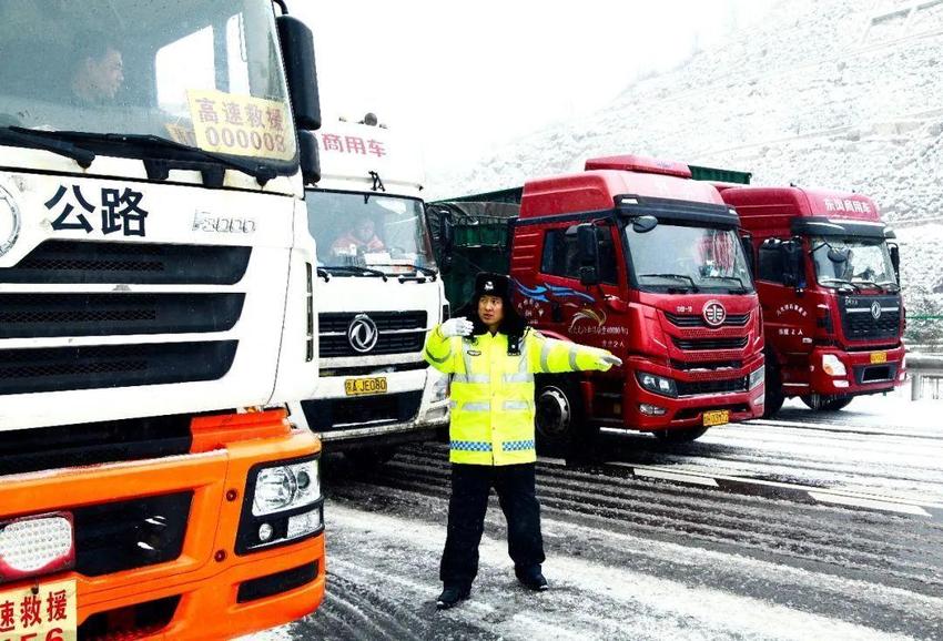 雪后大雾晋冀省界1700余辆车滞留 两省高速交警接力带道通行