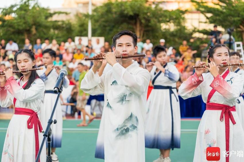 海南“村 VA ”丨文昌铺前文北中学师生长笛合奏《万疆》 为赛事加油助威