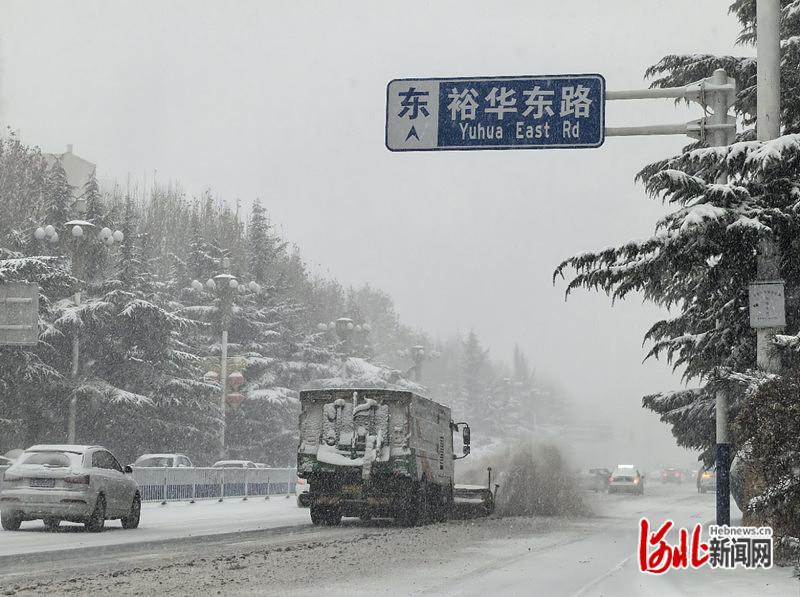 纵览现场｜汽车打滑、市民摔跤、快递延迟，石家庄龙年首场雪记者街头探访