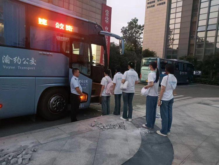 这个暑假，公交驾驶员陈海洋住校为师生服务