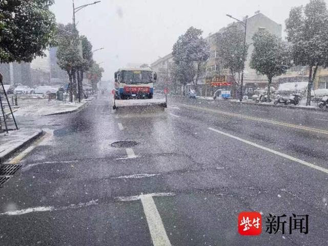 南京城管“人机协同”扫雪保畅通