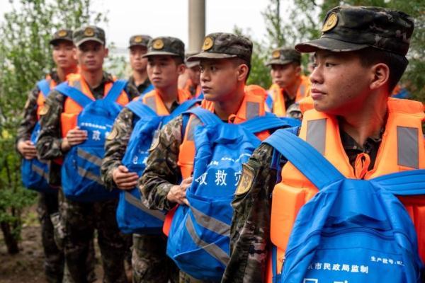 武警北京总队机动第三支队为受困群众送上救灾物资