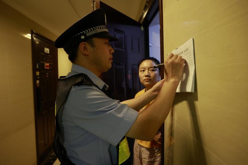 南明公安组织开展“全省公安机关夏夜治安巡查宣防第四次集中统一行动”