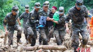 重庆万州：武警官兵奋战救灾一线