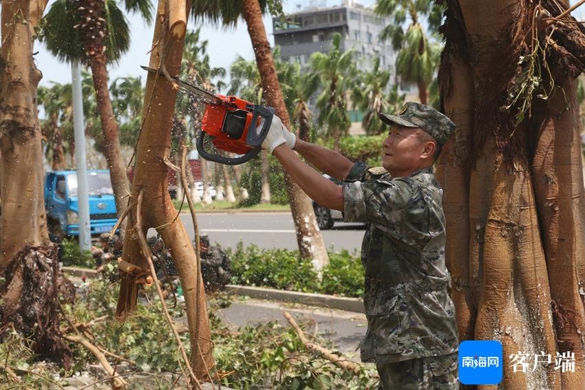 海警执法员奋战灾后重建一线