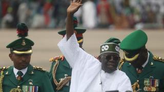尼日利亚新总统提努布宣誓就职