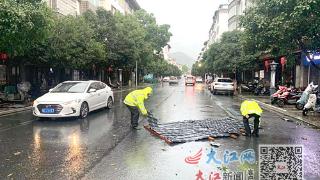 暴雨来袭 他们在积水中维护交通