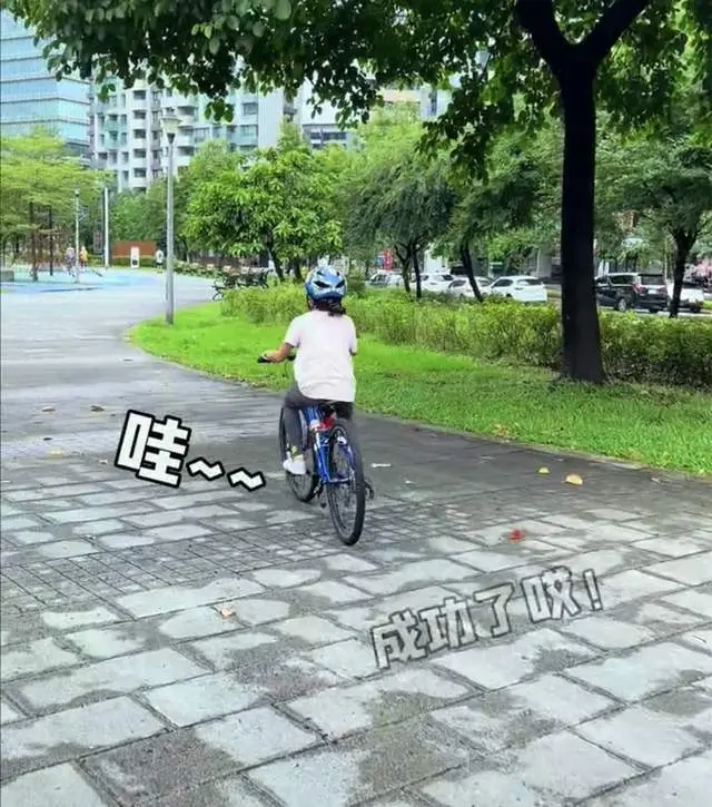 阿雅带女儿学骑车！8岁柳小宝越长越漂亮，网友盛赞强过小S女儿