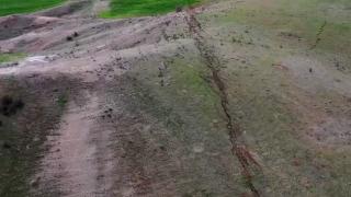 无人机俯瞰土耳其震后地表：大片山坡开裂成锯齿状 公路堆满碎石