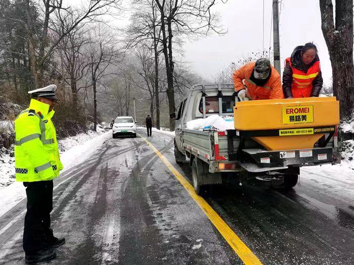 湖南张家界：大雪致山区道路积雪结冰 交警公路部门联动保畅通