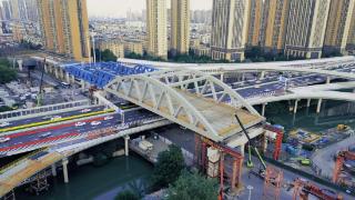 湖北省最大“顶推”跨度桥梁完成施工