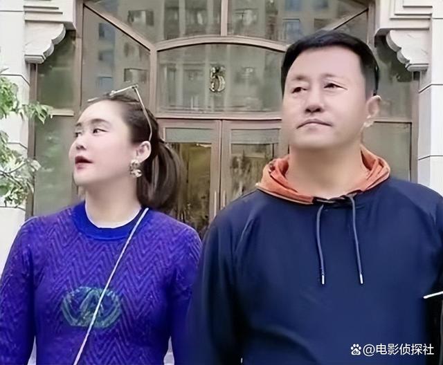 “乡爱”长贵妻子惹争议！为卖货裹浴巾出镜，网友直呼不雅观