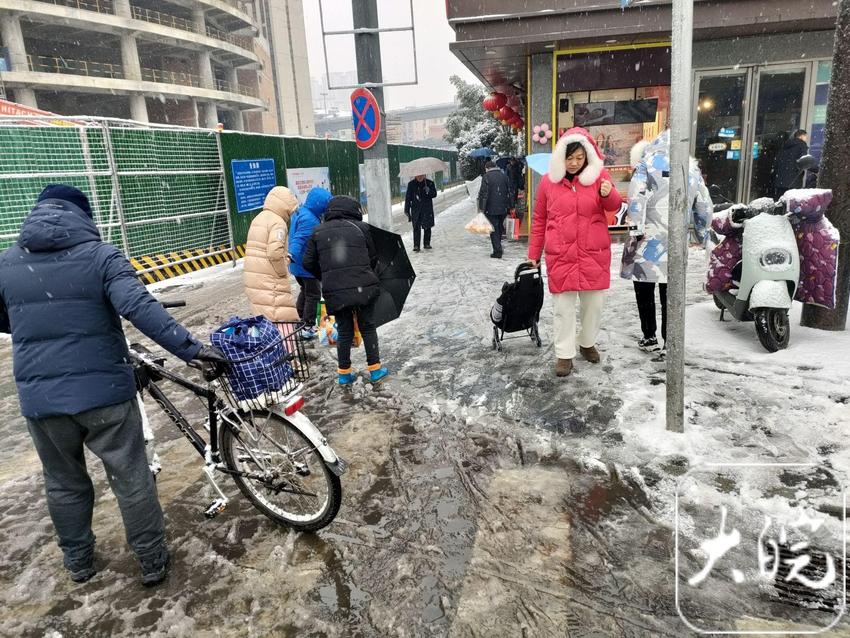 直击大雪中的合肥 | 医院急诊医生：摔倒、滑倒受伤患者多