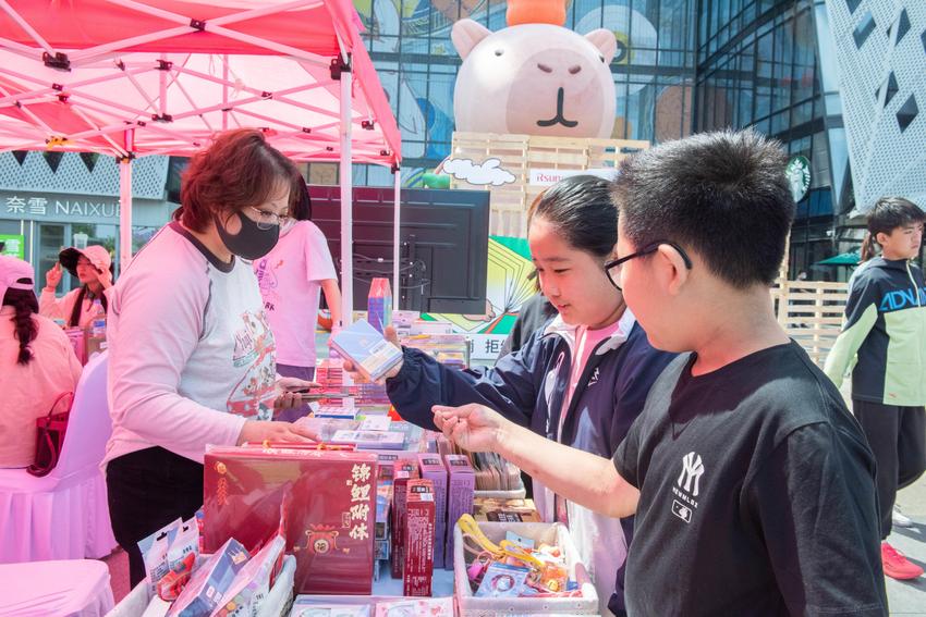 “自由阅读，舒展灵魂！” 济南市图书馆五一“躺赢书市”活动成功举办