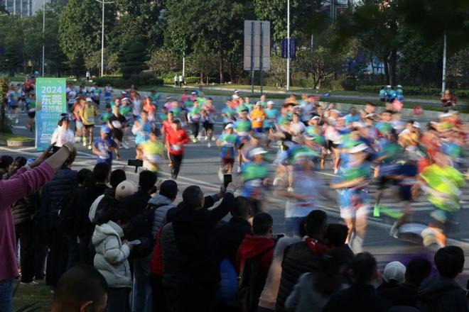 一座城市，两场马拉松！2万多人的奔跑，全城守护!