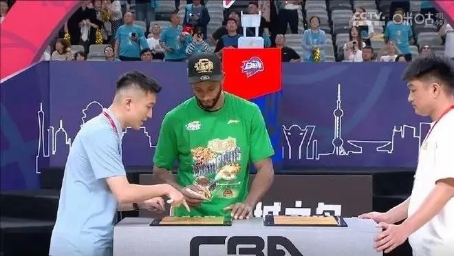 弗格首夺FMVP：CBA+辽篮官方晒海报祝贺 成外援历史第7人