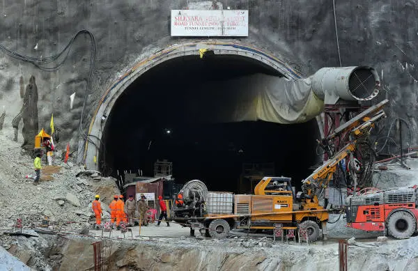 被困坍塌隧道中长达17天，41名印度工人全部获救