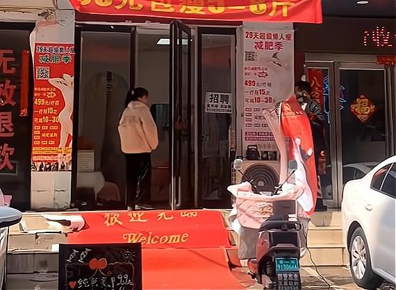 河南：女子悔婚不退彩礼，男方追到店里扭打，网友：不适合当老婆